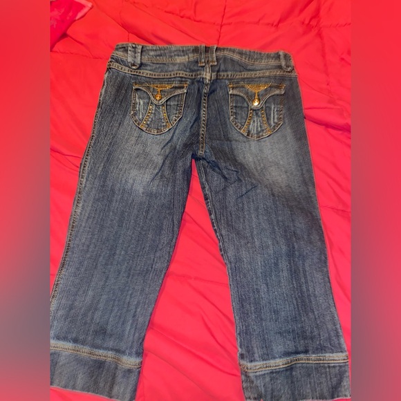 🤎📸Women’s Jean Baby Phat Capris with gold accents 😋🤩 - Picture 6 of 6